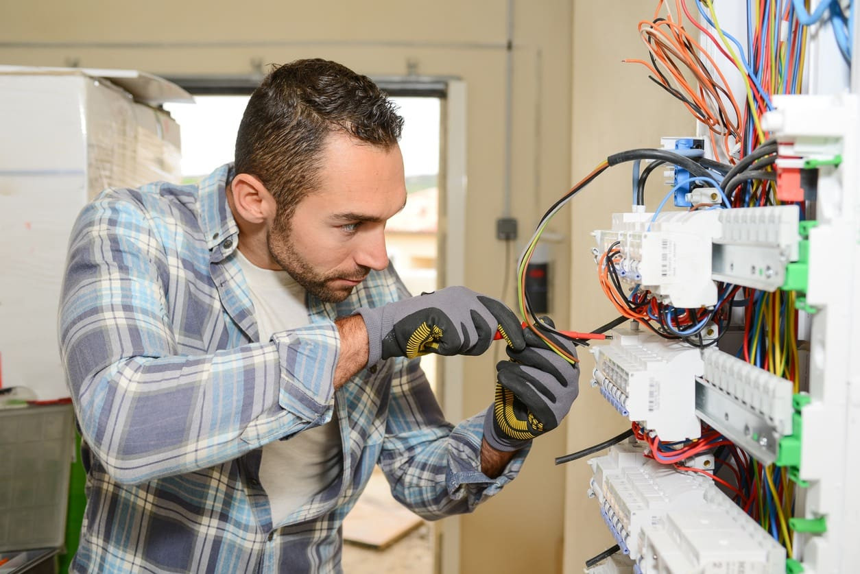 L'électricité pas à pas. Connaître et apprendre, normes, matériel