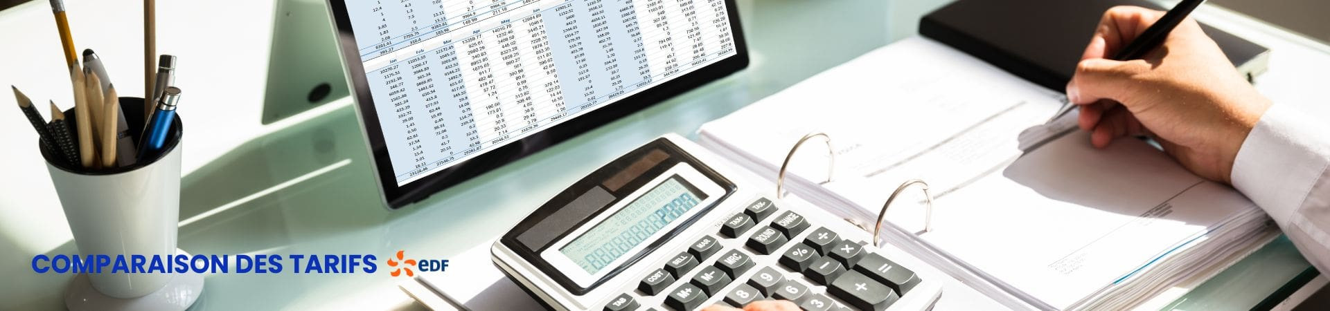 une personne occupée à comparer les différentes offres et tarifs EDF